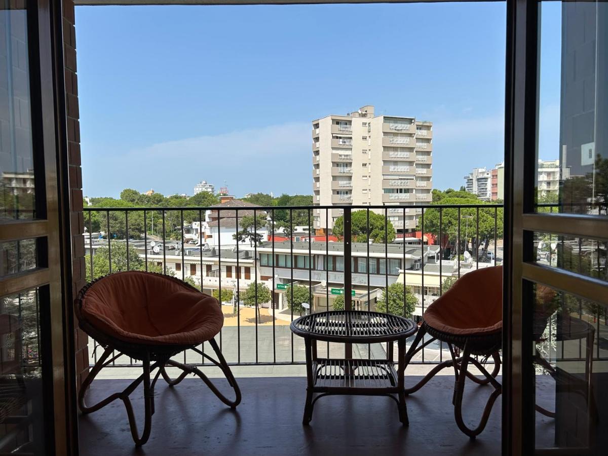 Ampio Appartamento In Centro Con Vista - Terrazze, Parcheggio Gratuito E Wi-Fi Lignano Sabbiadoro Esterno foto